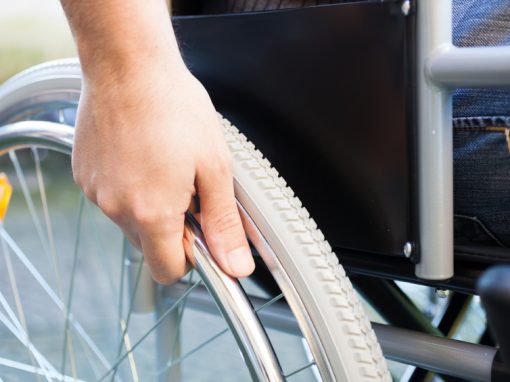 Trois tétraplégiques dirigent un fauteuil roulant par la pensée