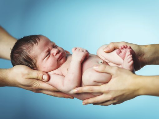 Suisse : des jumeaux nés par GPA et une fillette placés