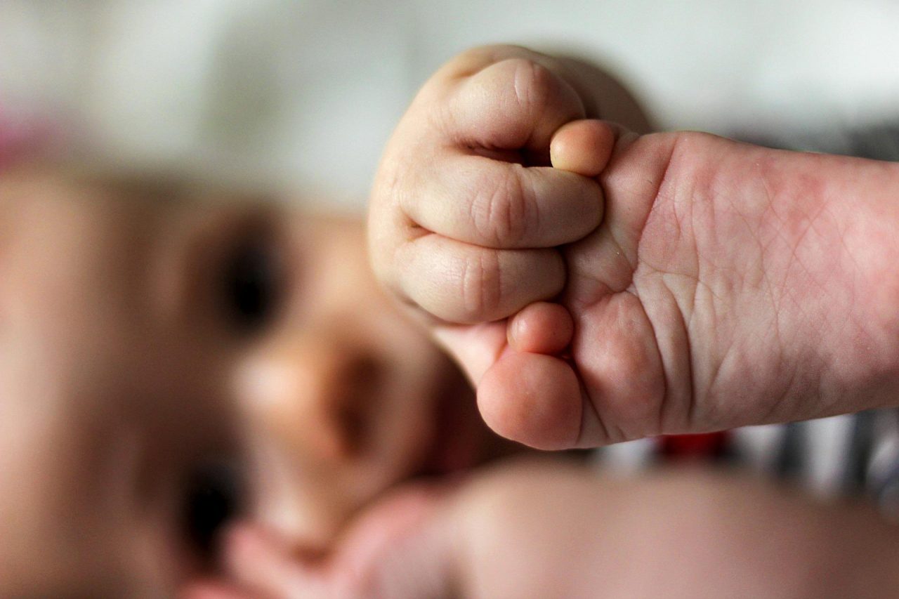 main et pied de bébé